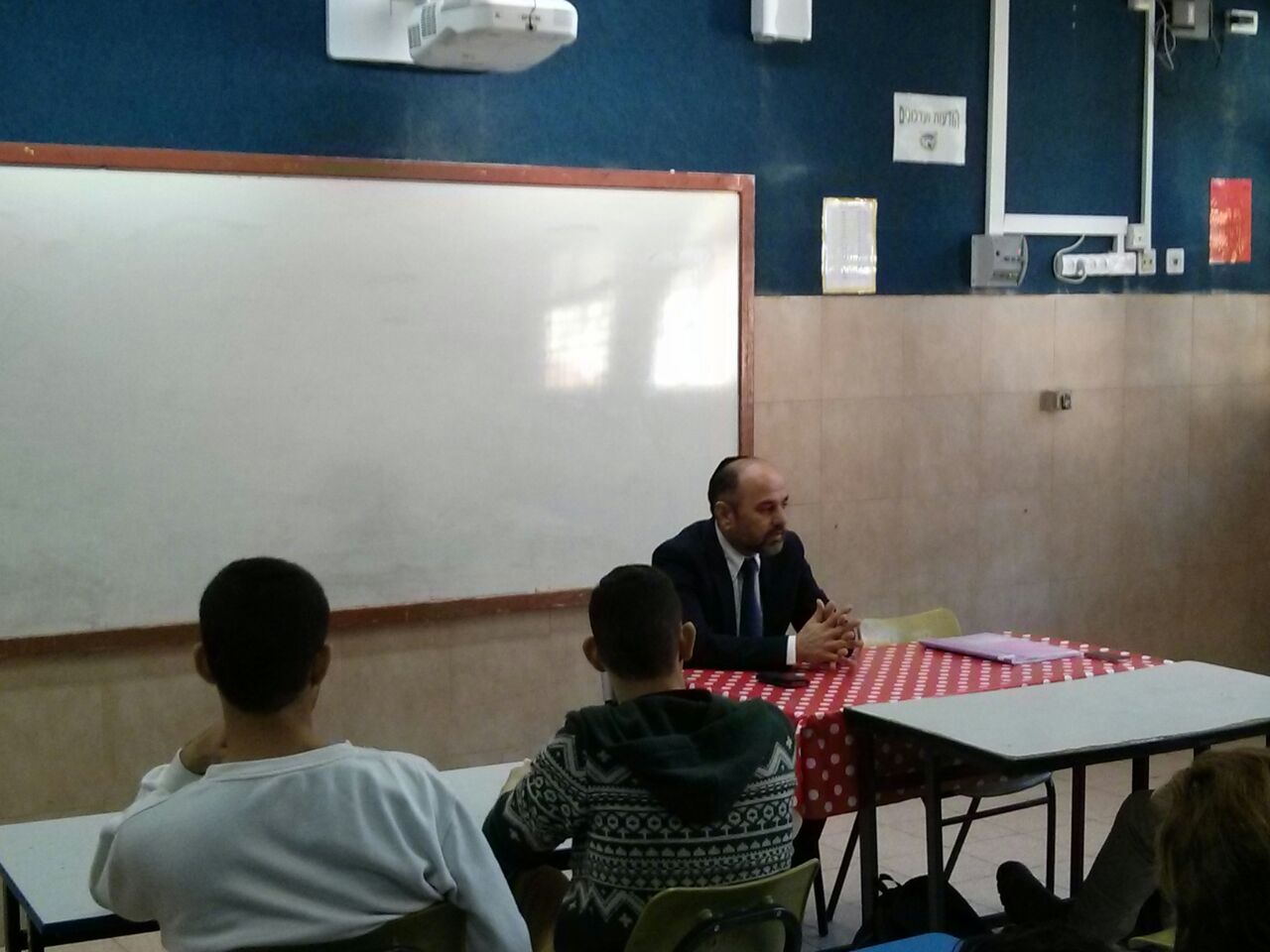 ח''כ יעקב מרגי בכפר הנוער עיינות ח''כ יעקב מרגי בכפר הנוער עיינות