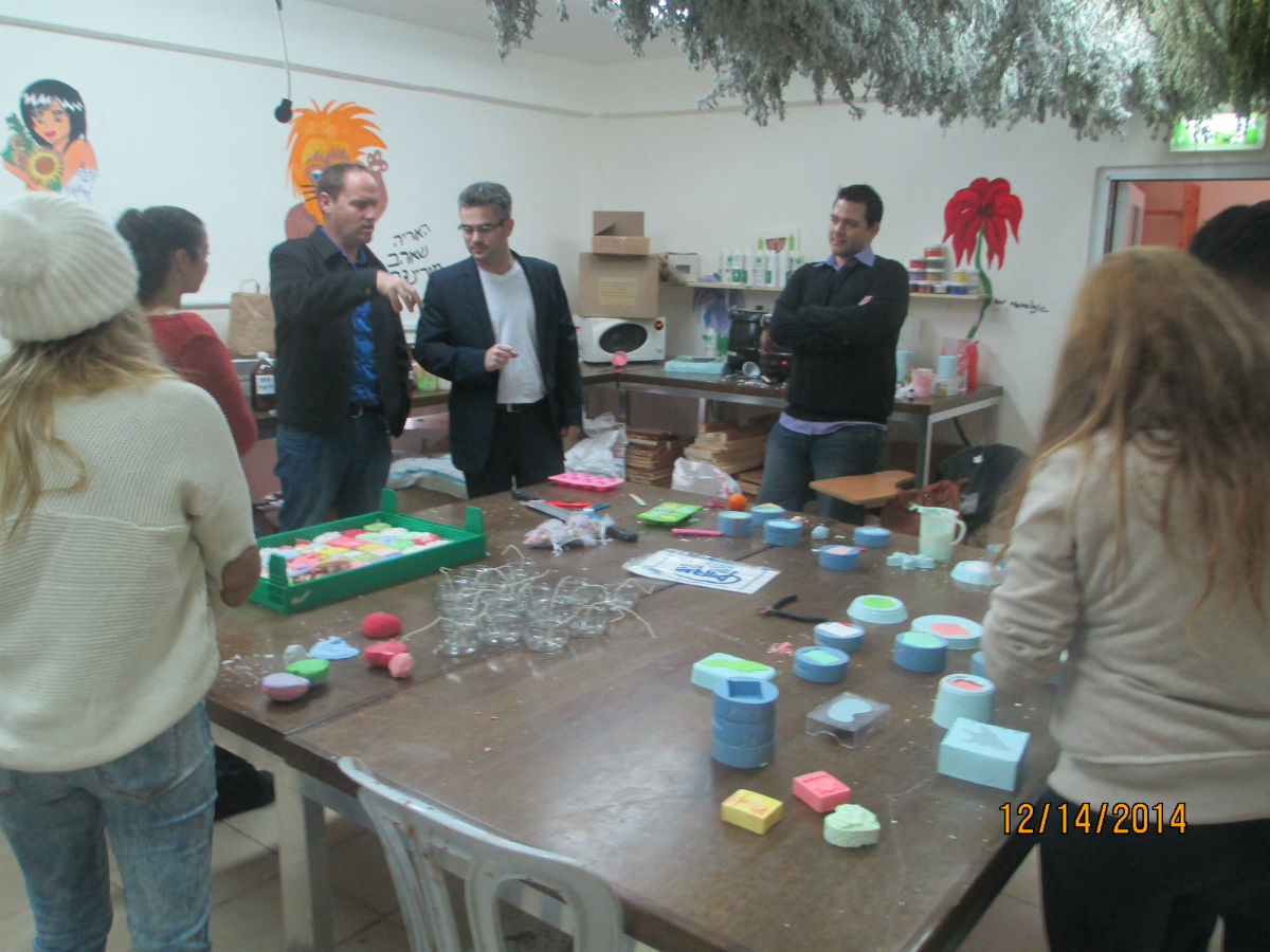 ח''כ בועז טופורובסקי בסדנת הסבונים ח''כ בועז טופורובסקי בסדנת הסבונים