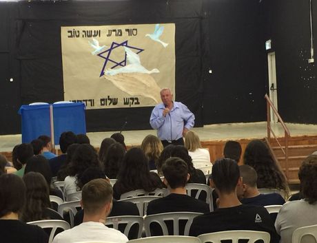 ח''כ איתן ברושי מדבר עם חניכי אלוני יצחק