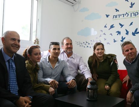 בסלון של בית הבוגרים