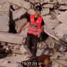 נער ביחידת החילוץ בעזרת כלבים